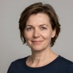 Профессиональный портрет уверенного российского предпринимателя на нейтральном фоне в студийном освещении